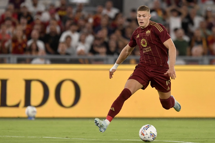 半岛体育-英媒：埃弗顿3700万镑求购罗马中锋多夫比克，两家俱乐部同一老板