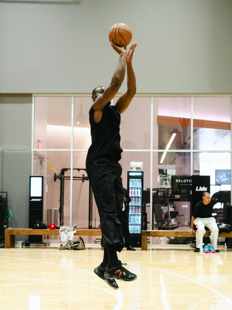 半岛体育-马不停蹄！杰伦-布朗结束中国行 返美一下飞机就奔赴球馆训练