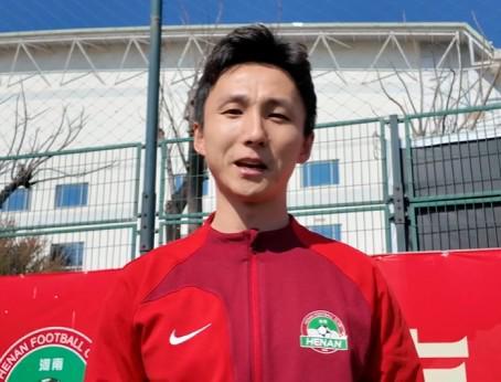 半岛体育APP-尹鸿博：我喜欢王钰栋，他的技术特点在中国球员中很欠缺