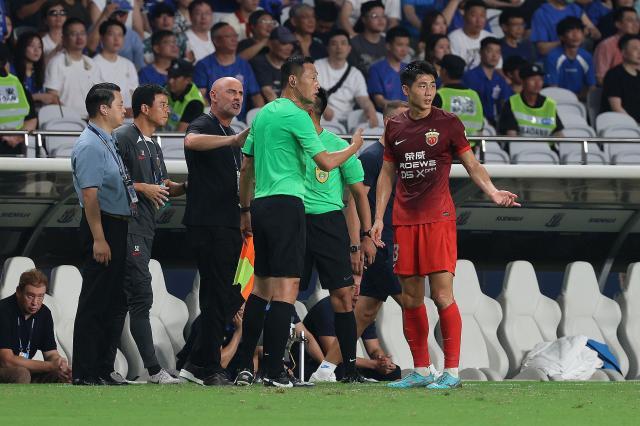 半岛体育注册网址-海港遭逆转输在两次换人？进攻狂人为何向现实妥协