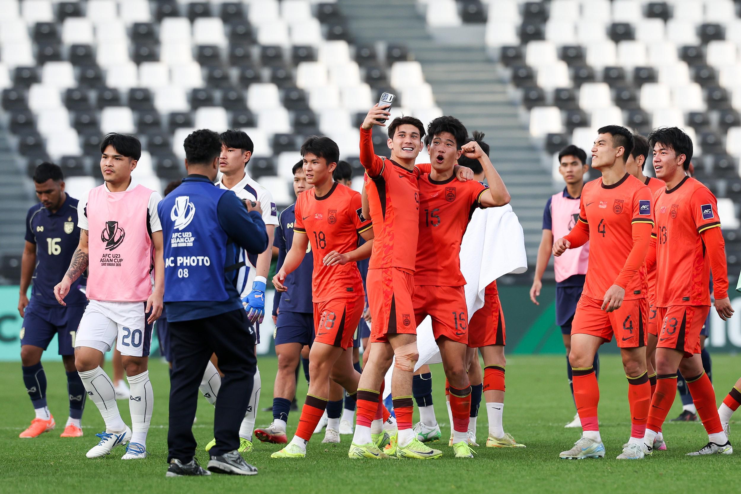 半岛体育下载-黄健翔：乌兹别克实力很强；我们被动防守踢反击是无奈常态