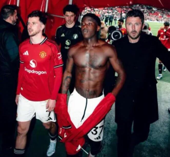 半岛体育APP-曼联确认与梅努续约意向，卡里克称其为未来基石|罗马诺|中场核心|科比·梅努|科比|播客_新浪体育_新浪新闻