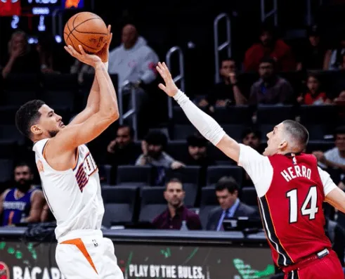 伤病退散！布克末节带伤出战，全场19中6得到24分9篮板9助攻