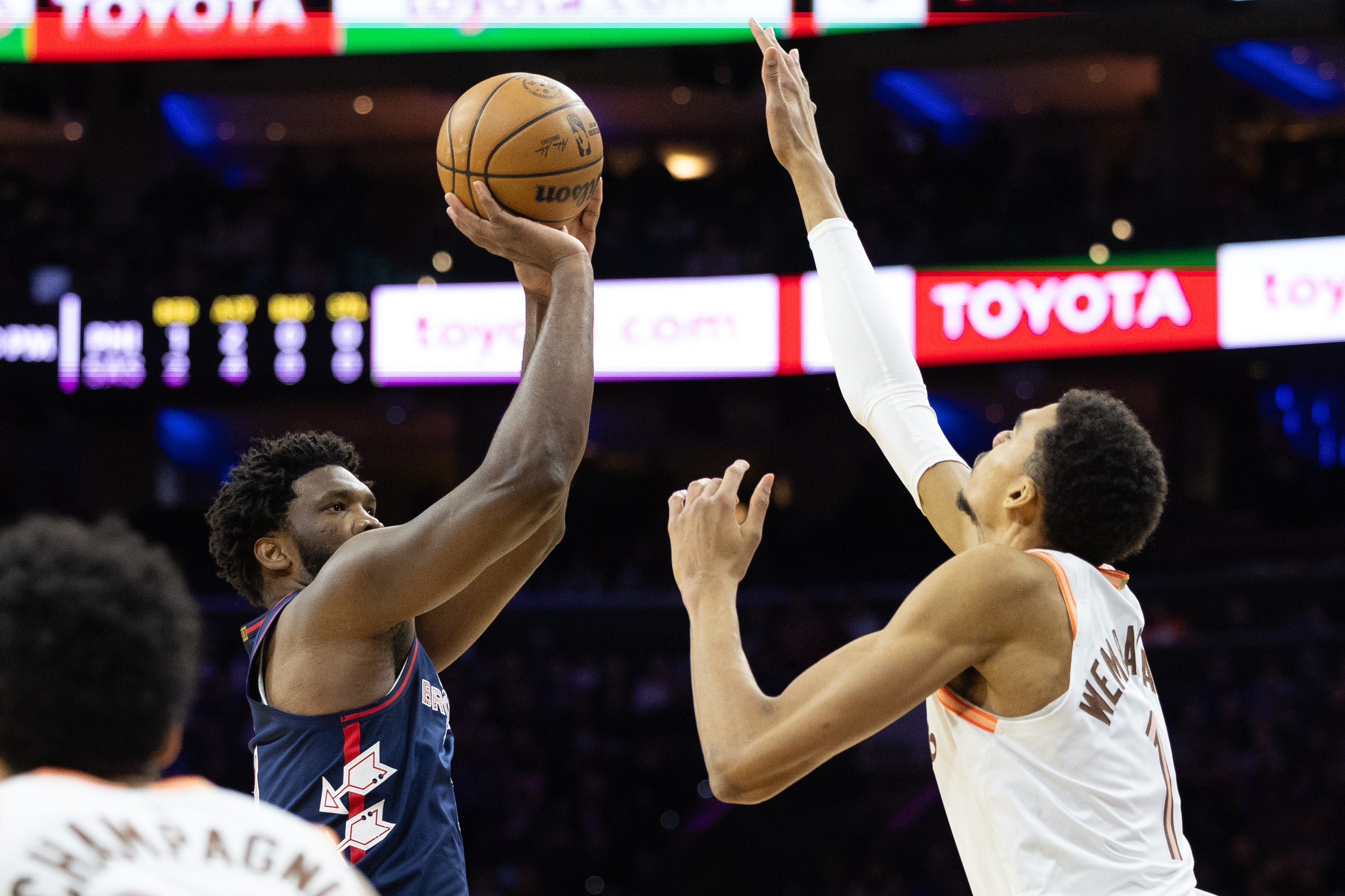 半岛体育下载-拿下一血！文班亚马面对恩比德首次获胜 生涯战绩来到1胜2负