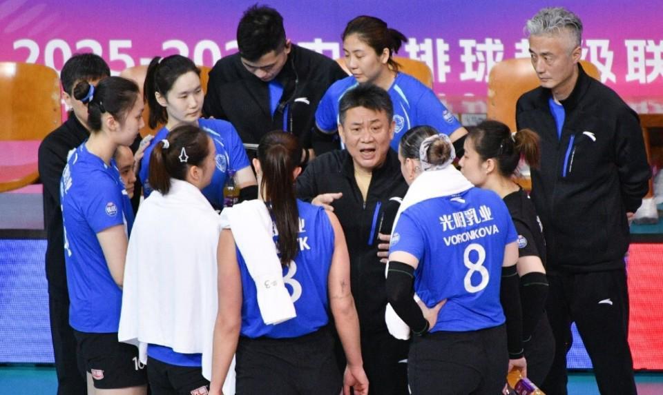 时隔25年再夺冠!上海女排3-0江苏女排,连赢两场2-1逆转捧杯